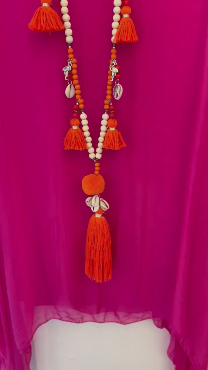 XXL Kette im Boho-Stil mit neon Orange | beige Perlen | Pompons Kaurimuscheln | Quasten | Ibiza Style