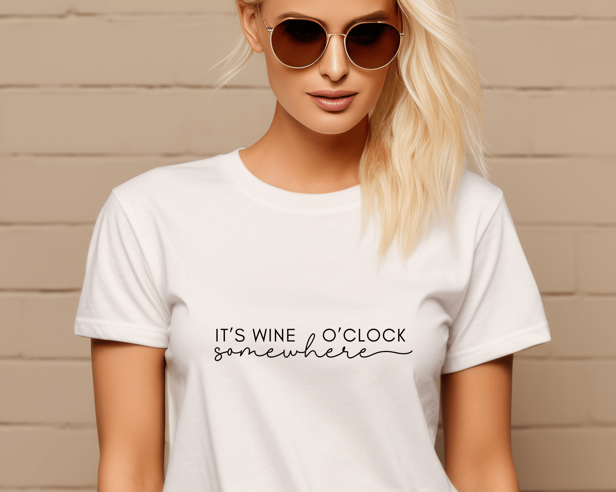 T-Shirt | It's wine o'clock somewhere | weiß, schwarz - Roo's Gift Shop