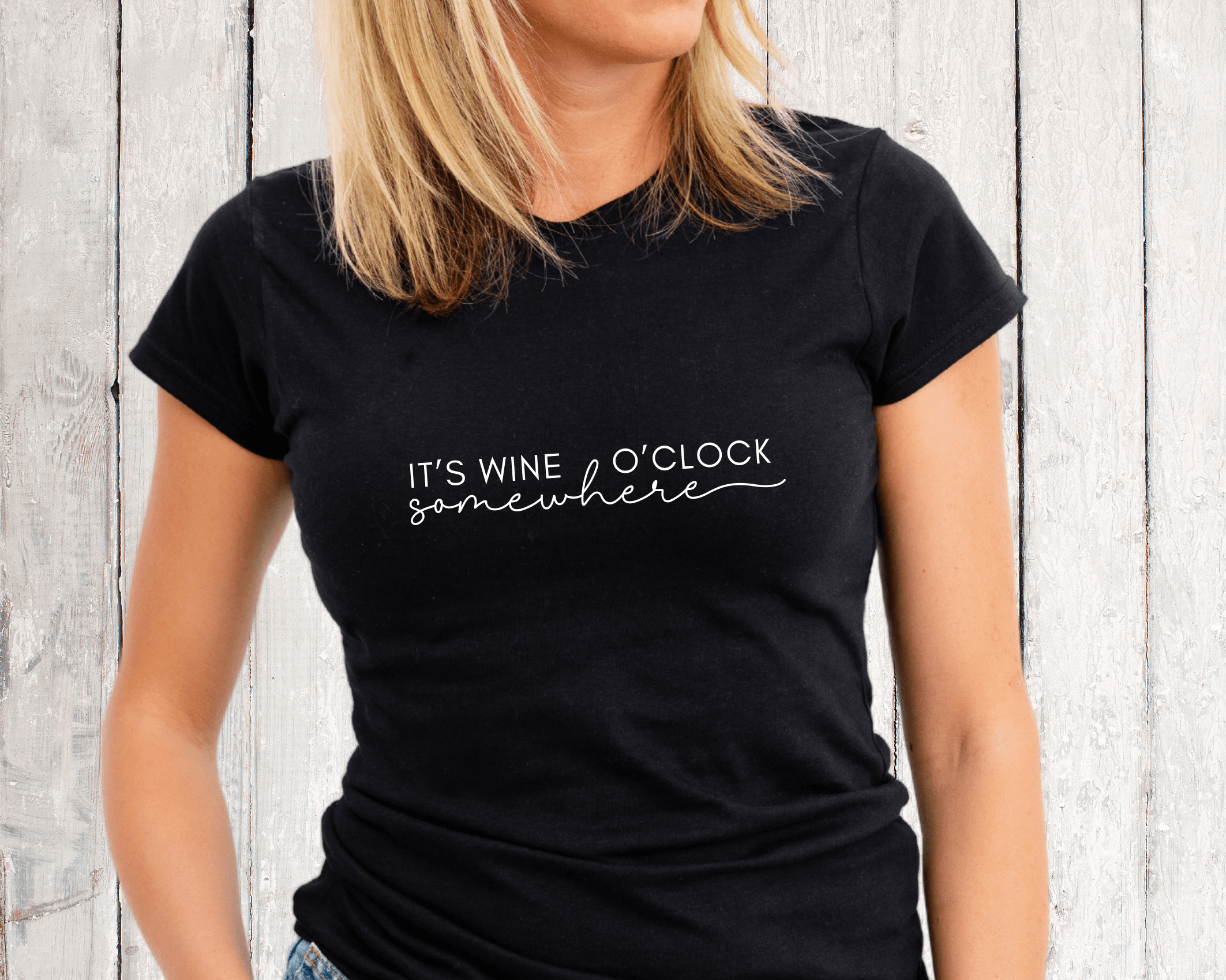 T-Shirt | It's wine o'clock somewhere | weiß, schwarz - Roo's Gift Shop