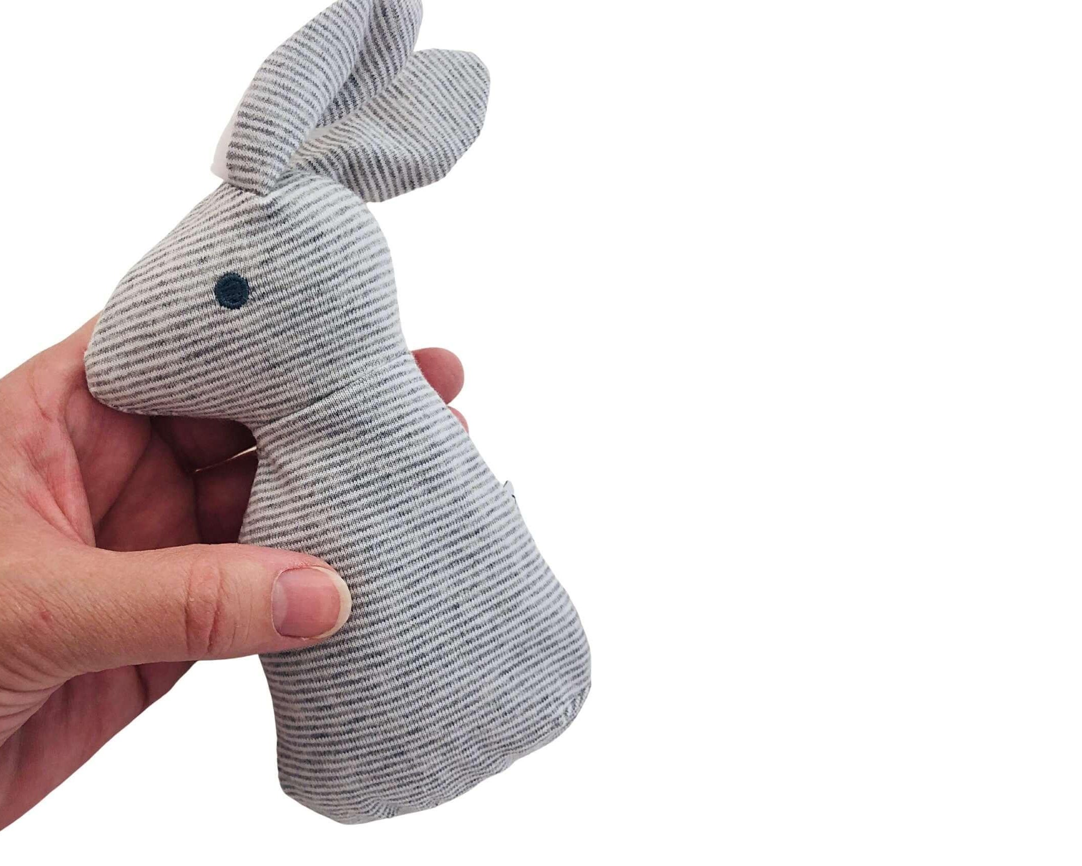 Baby Rassel | kleiner grauer Hase | Geschenk Geburt - Roo's Gift Shop
