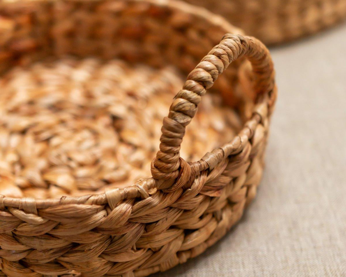 Dekoratives Tablett MATAHARI aus Wasserhyazinthe (3 Größen) - Roo's Gift Shop