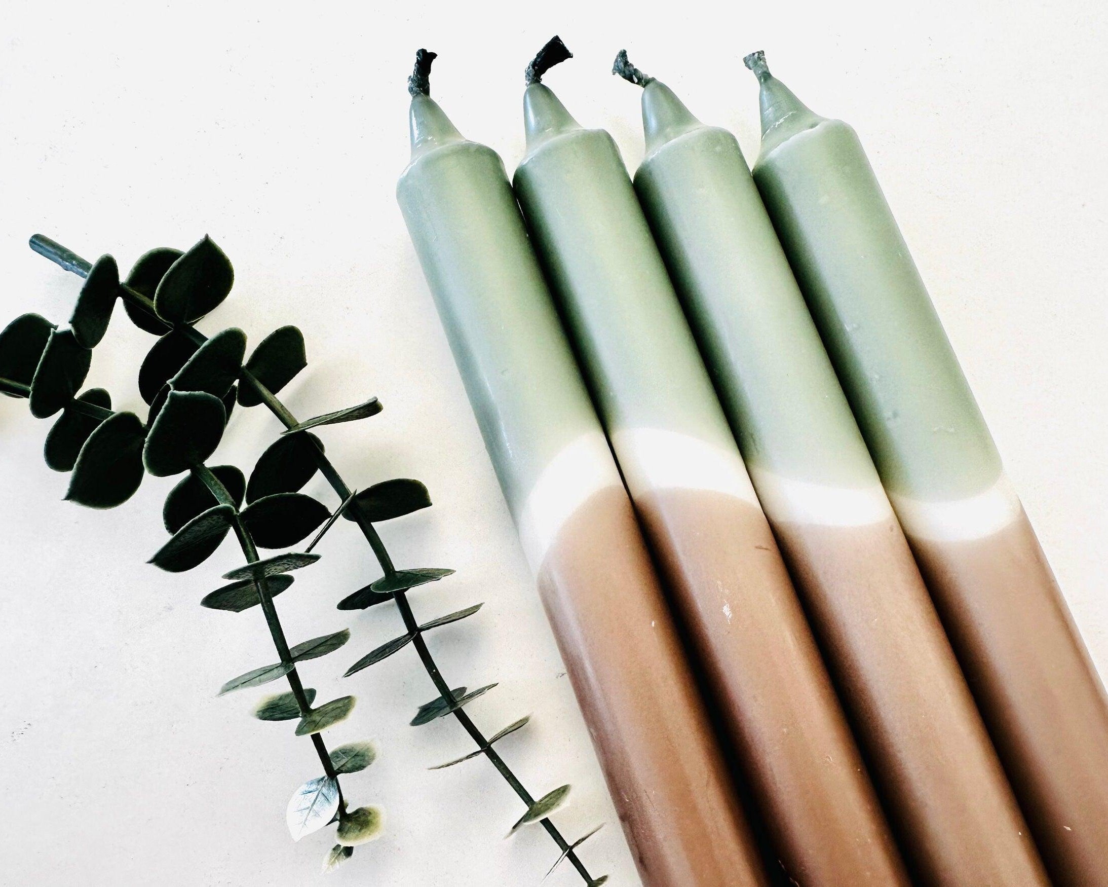 Dip Dye Kerzen | 4er Set gefärbte Kerzen | eucalyptus grün, braun, weiß - Roo's Gift Shop