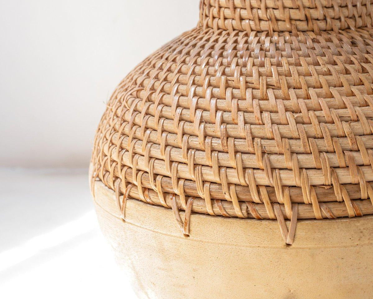 Gewebte Boho-Vase KAMARI aus Rattan und Holz - Roo's Gift Shop