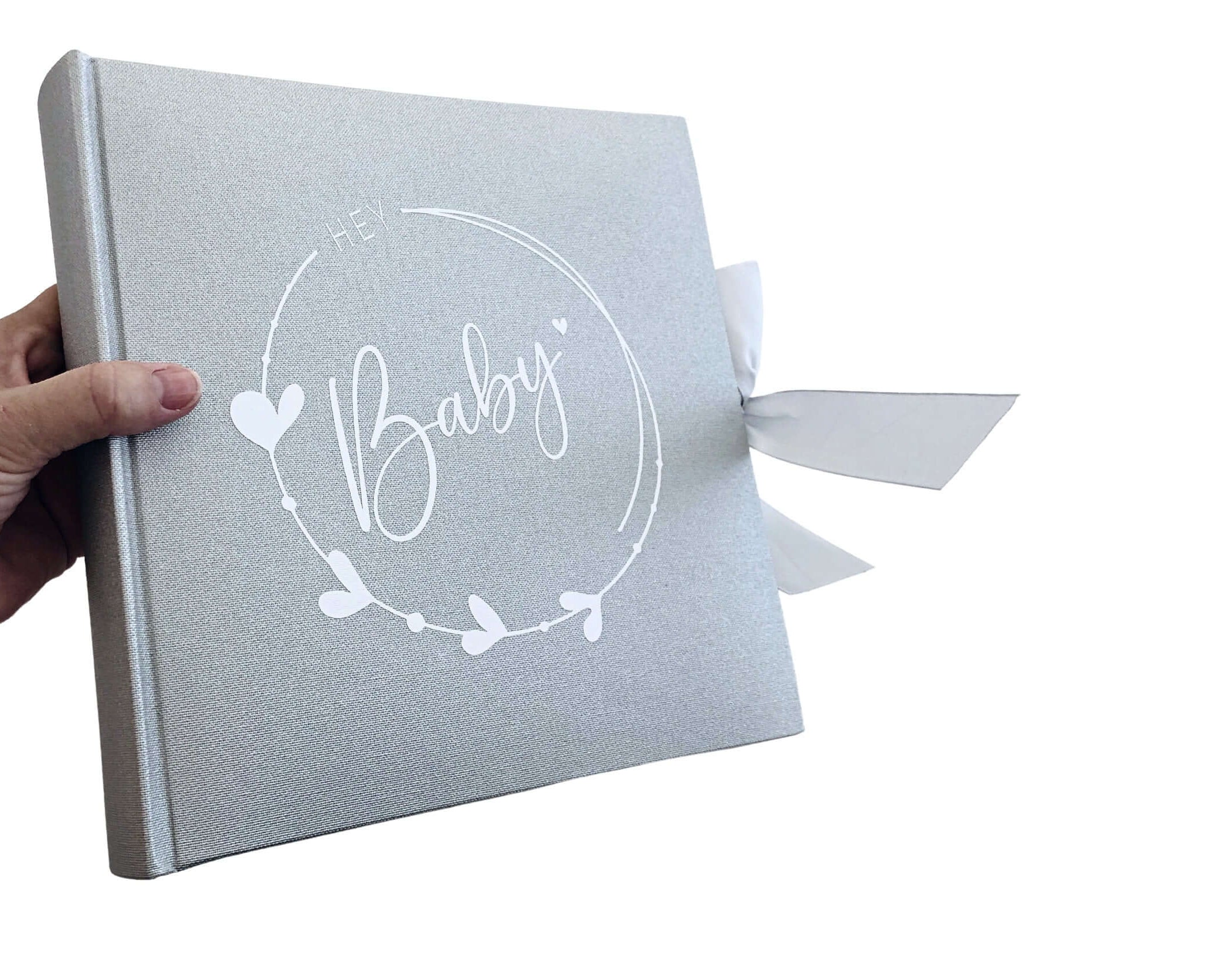 Baby Album | personalisierbar | silbernes Fotoalbum mit dem Namen des Babys | Schleife