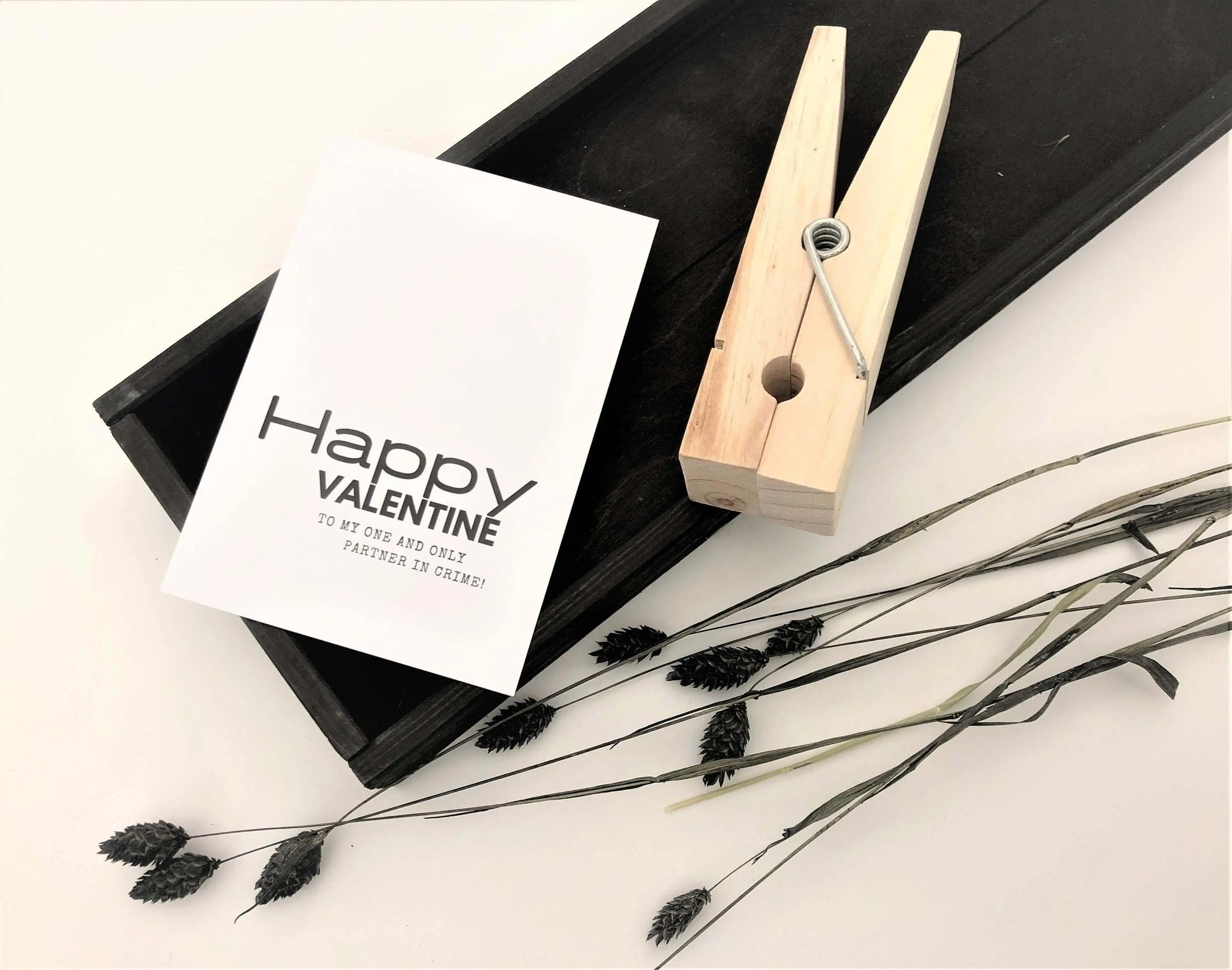 Klammer aus Holz | Vase oder Kartenhalter | schwarz oder natur - Roo's Gift Shop