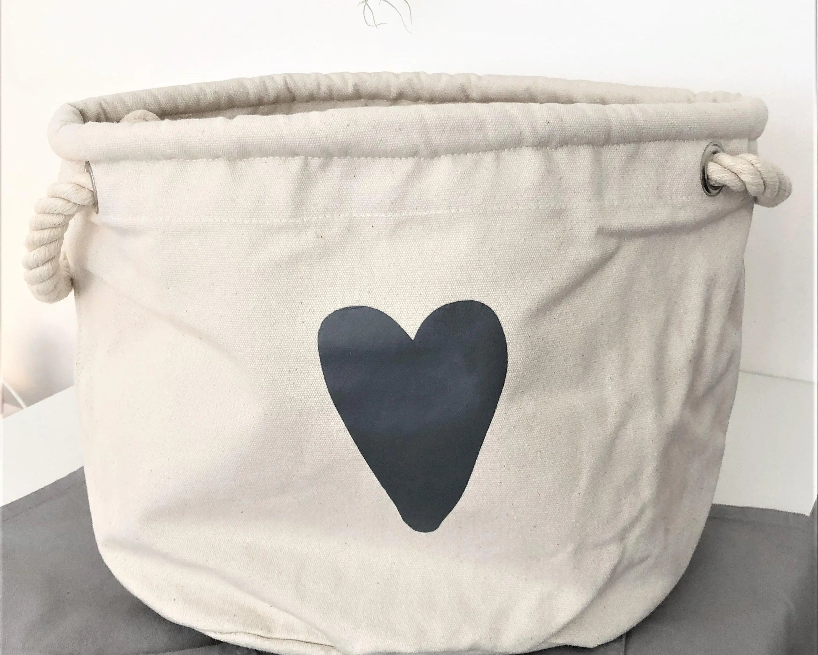 Korb aus Canvas | Aufbewahrung | Utensilo | mit grauem Herz - Roo's Gift Shop