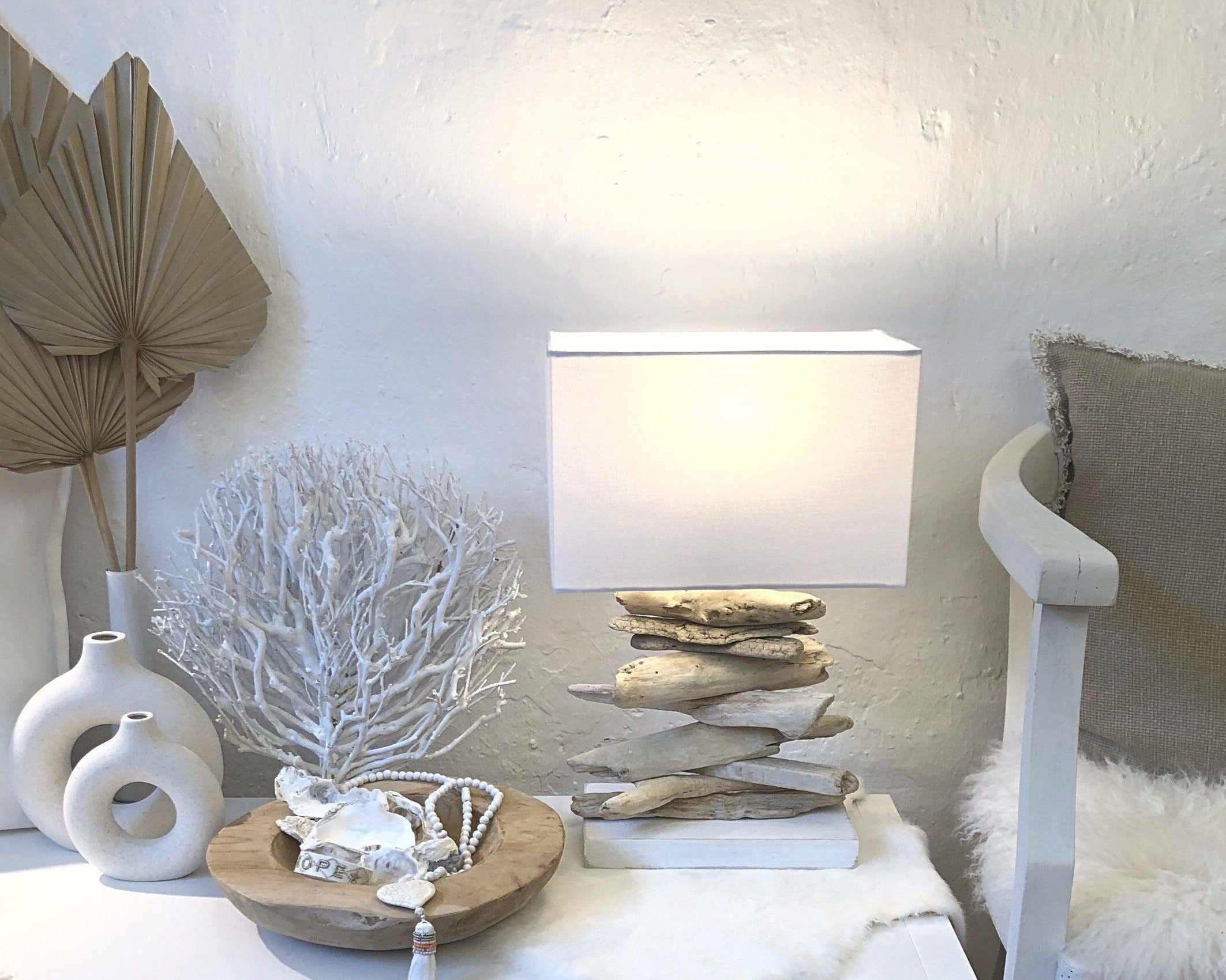 Lampe | Maritim | Driftwood | natürliches gebleichtes Treibholz | weißer Lampenschirm - Roo's Gift Shop