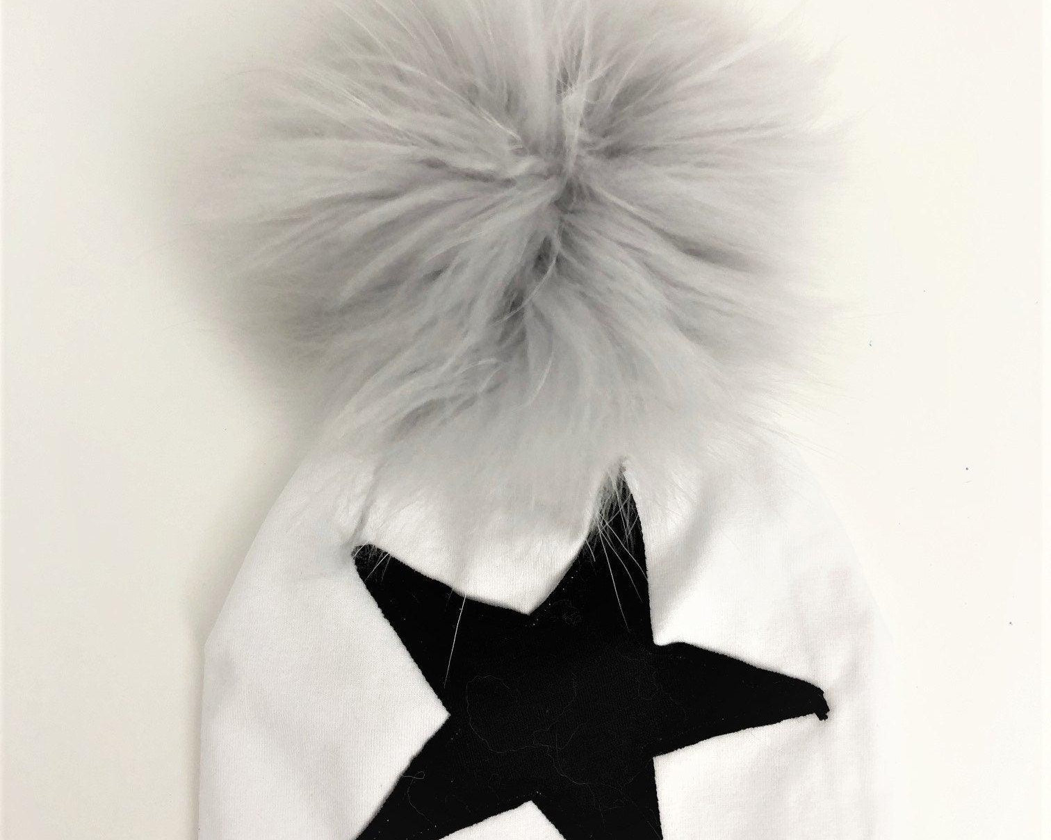 Mütze für Babys | Echtfell | weiß Stern in schwarz - Roo's Gift Shop