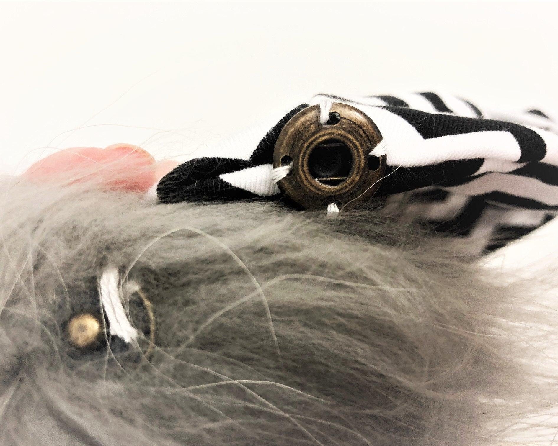 Mütze für Babys | Echtfell | weiß Stern in schwarz - Roo's Gift Shop