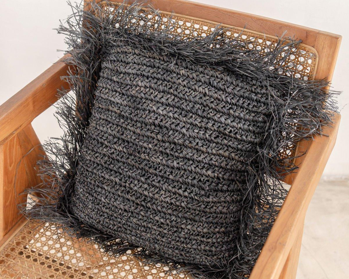 Schwarzes Boho-Kissen GANDI mit Fransen (2 Größen) - Roo's Gift Shop