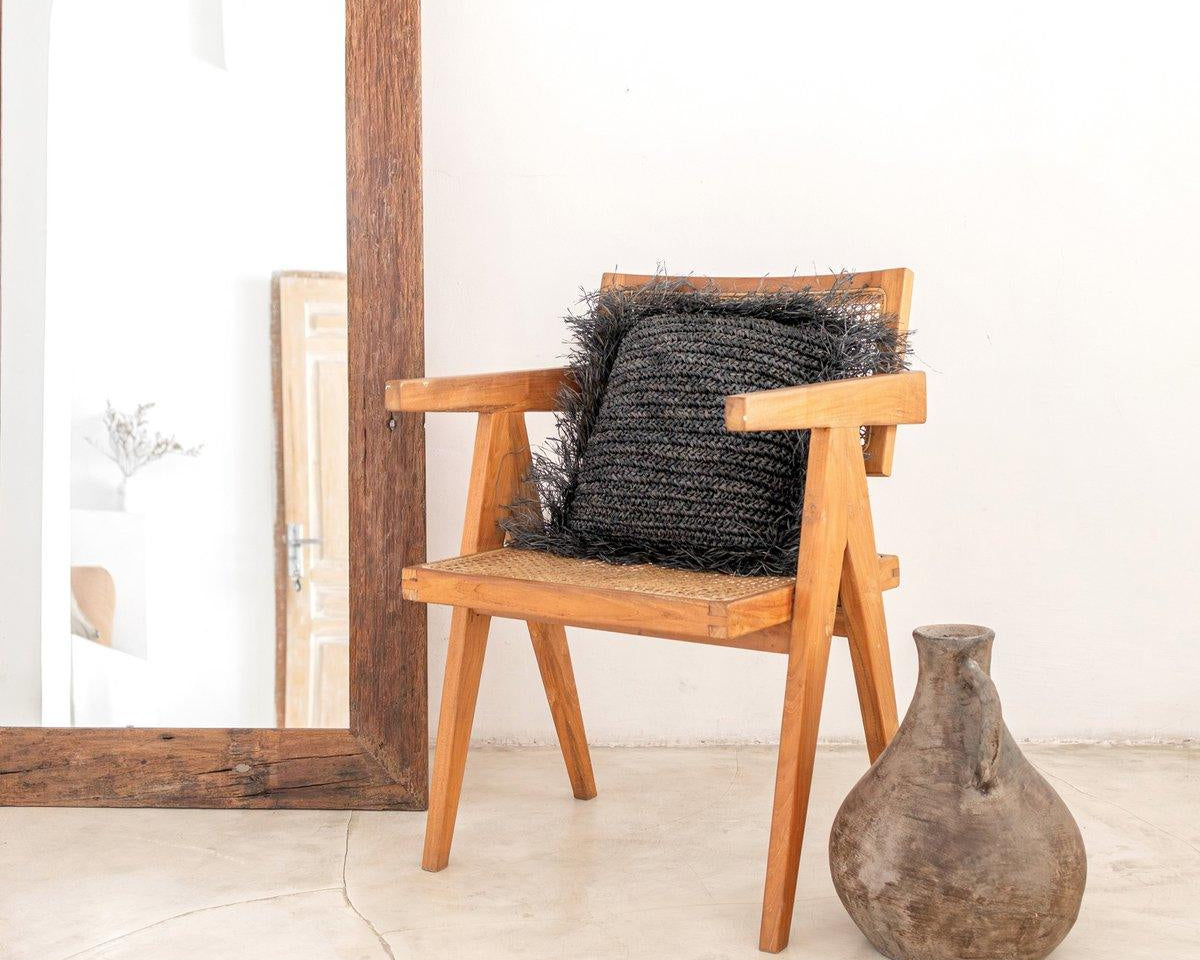 Schwarzes Boho-Kissen GANDI mit Fransen (2 Größen) - Roo's Gift Shop