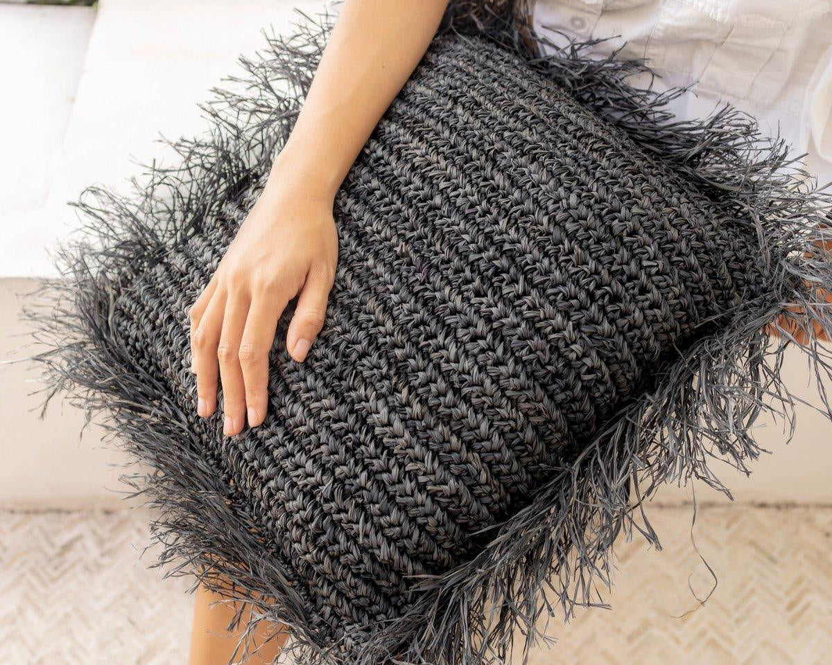 Schwarzes Boho-Kissen GANDI mit Fransen (2 Größen) - Roo's Gift Shop