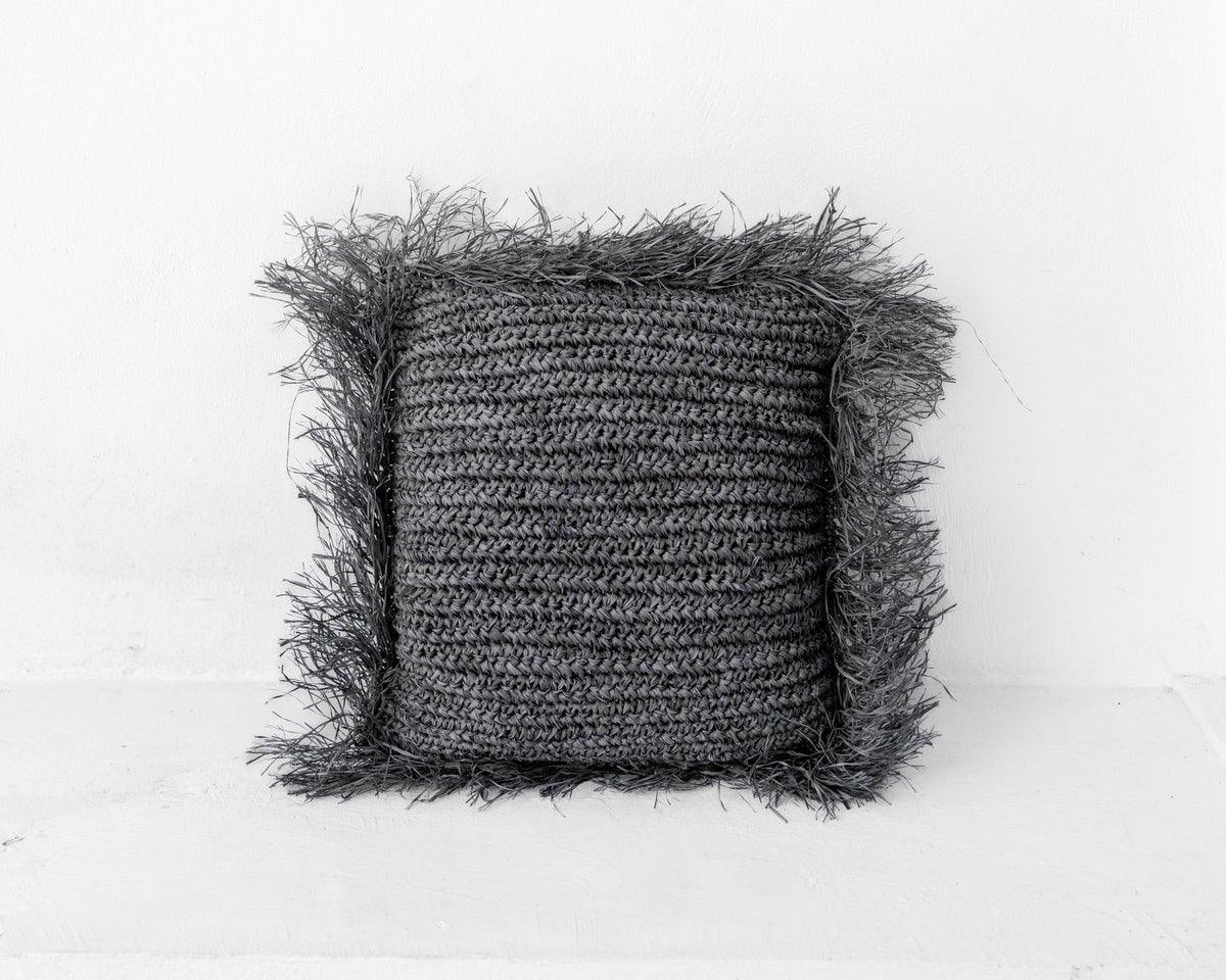 Schwarzes Boho-Kissen GANDI mit Fransen (2 Größen) - Roo's Gift Shop