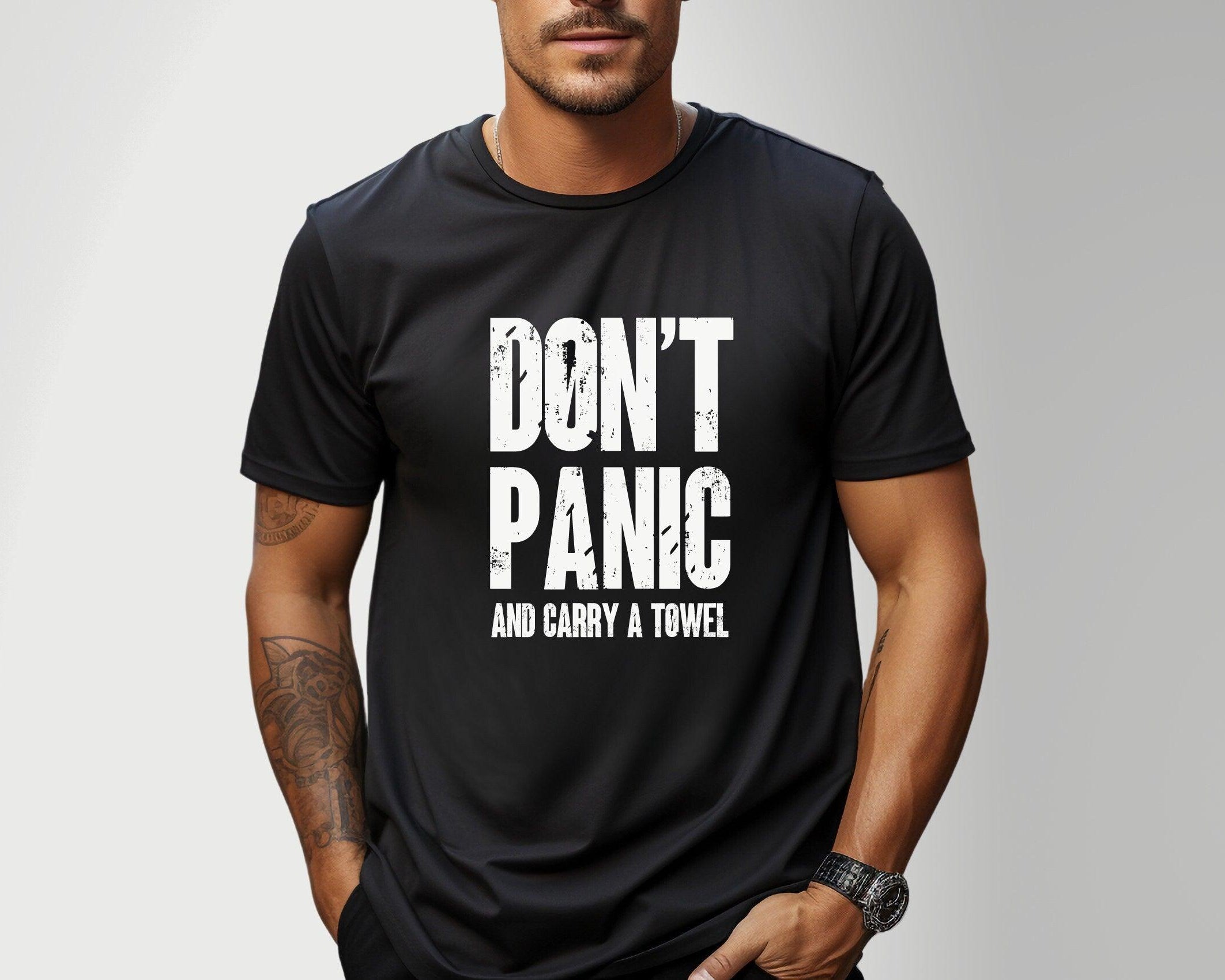T-Shirt Herren | Don't panic and carry a towel | in schwarz oder weiß - Roo's Gift Shop