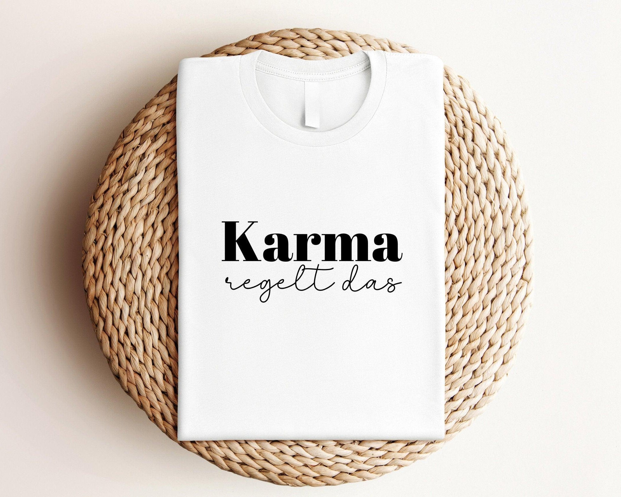 T-Shirt | Karma regelt das | in weiß oder schwarz - Roo's Gift Shop