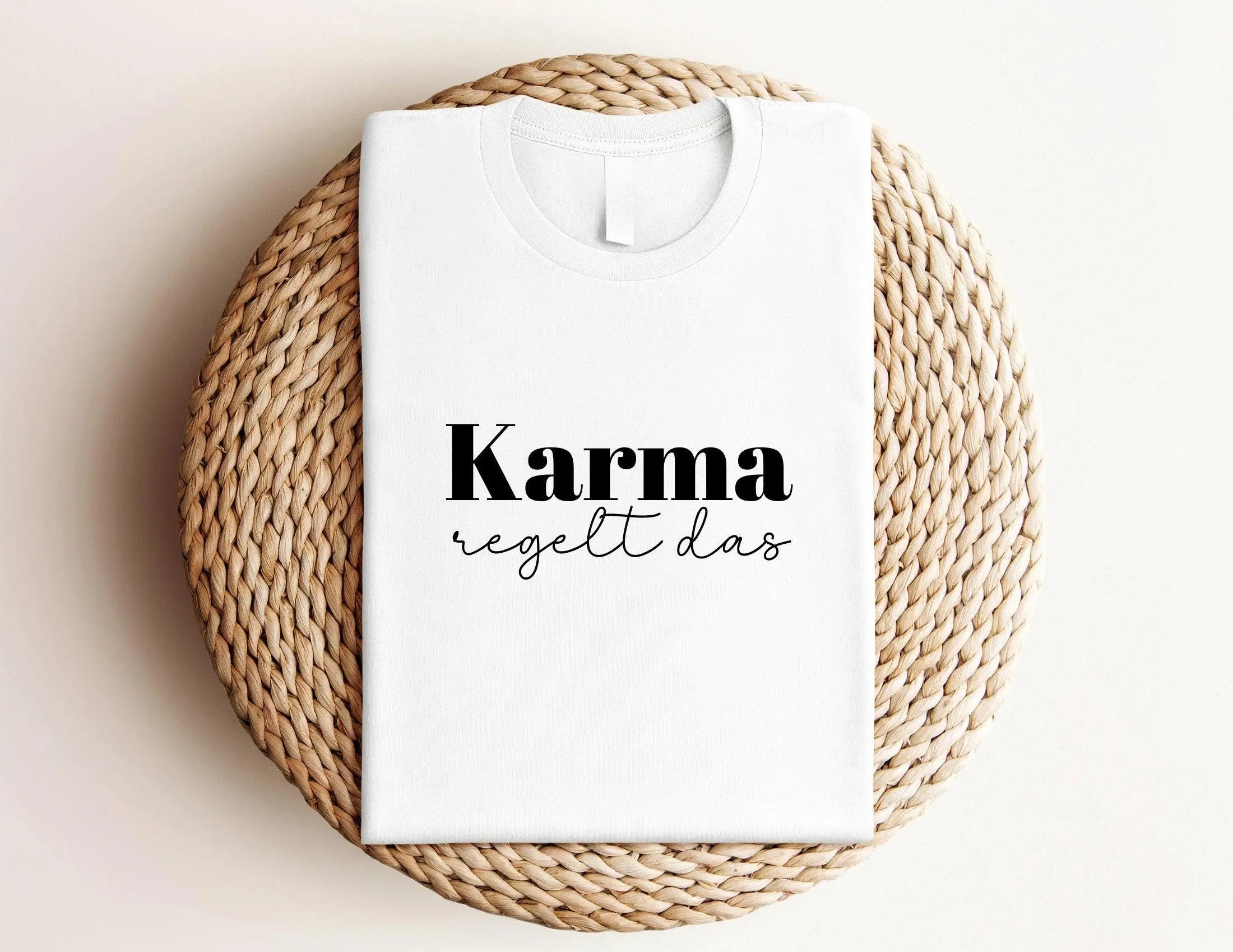 T-Shirt | Karma regelt das | in weiß oder schwarz - Roo's Gift Shop
