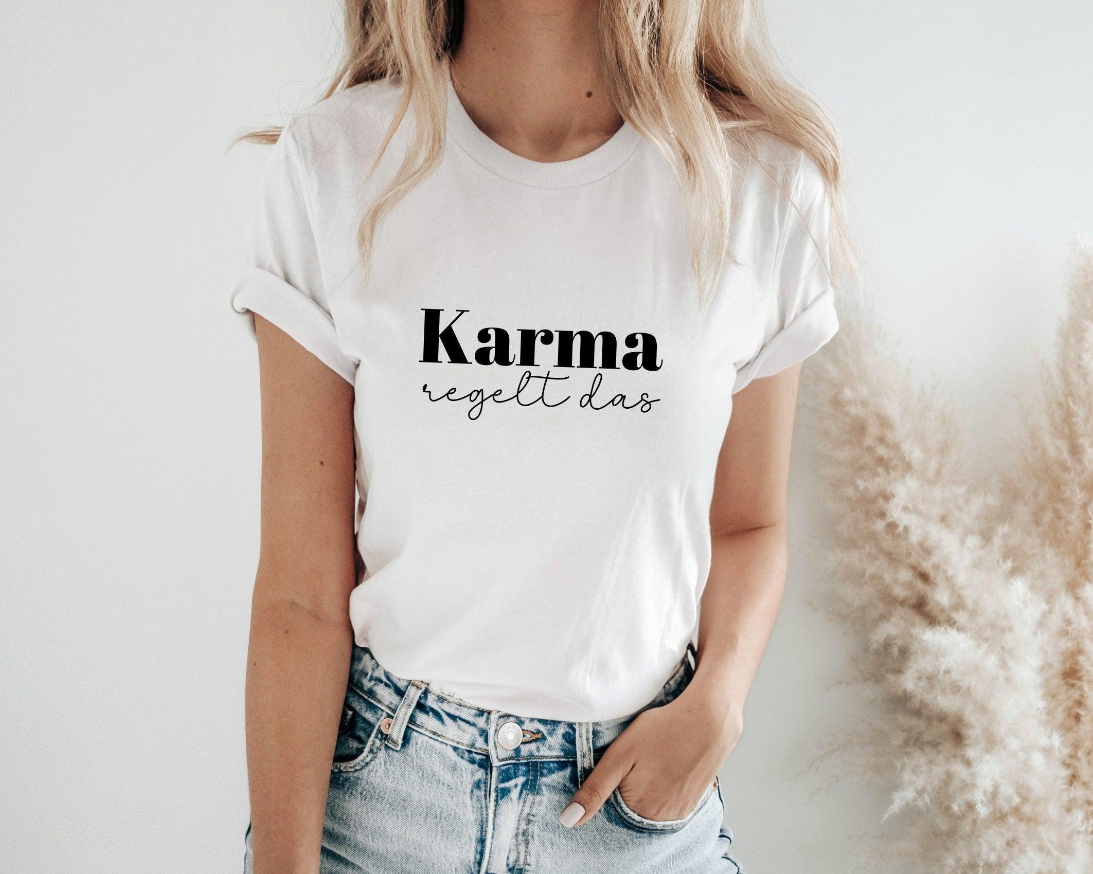 T-Shirt | Karma regelt das | in weiß oder schwarz - Roo's Gift Shop