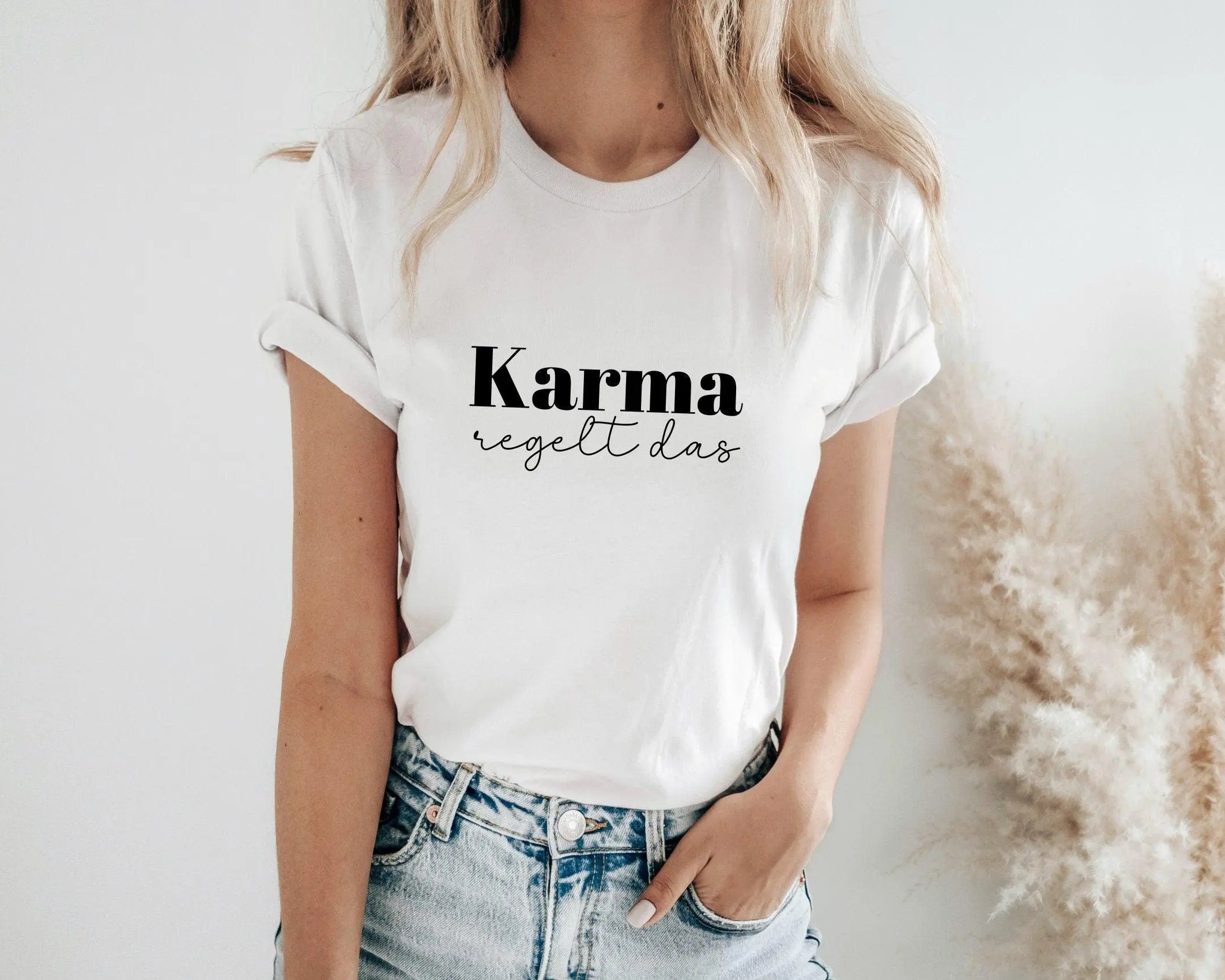 T-Shirt | Karma regelt das | in weiß oder schwarz - Roo's Gift Shop