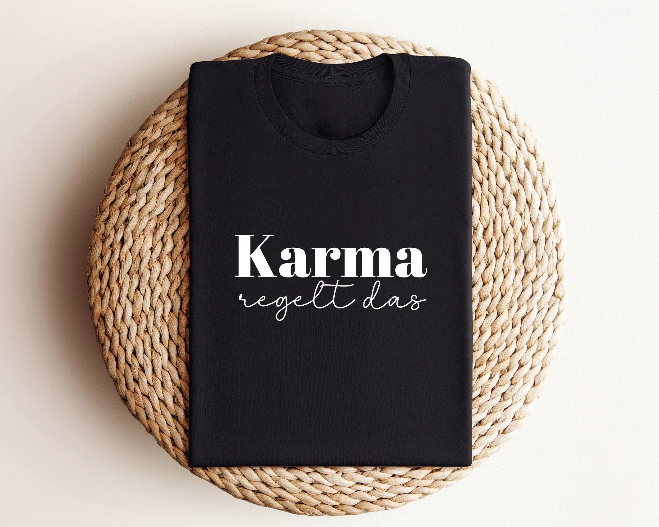 T-Shirt | Karma regelt das | in weiß oder schwarz - Roo's Gift Shop