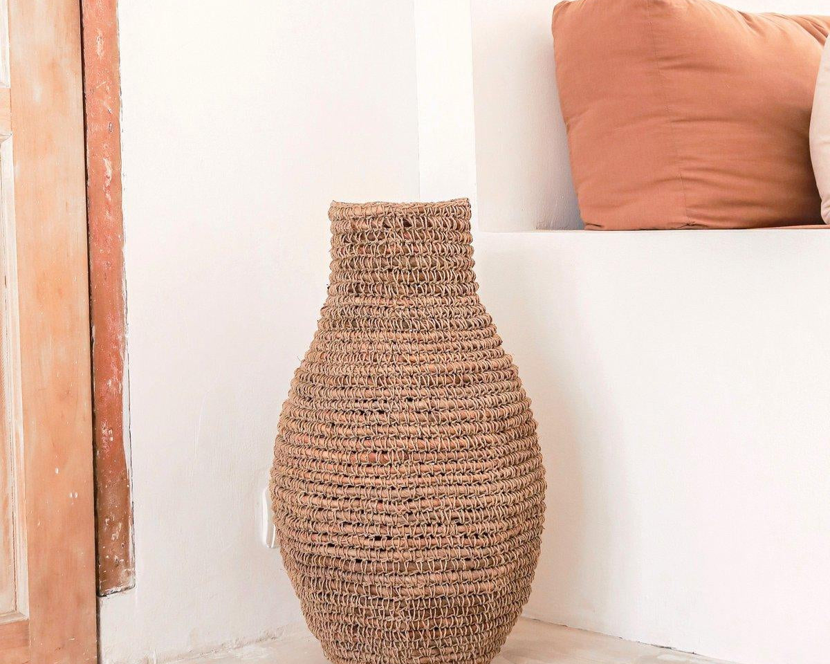 Vase SAKRA | gewebte Bohovase aus Bananenfasern und Bast - Roo's Gift Shop
