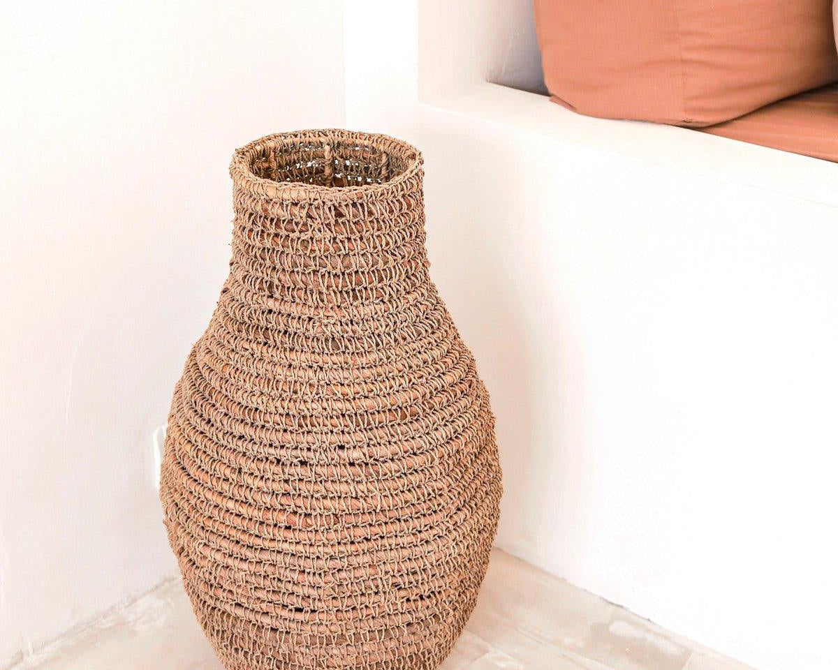 Vase SAKRA | gewebte Bohovase aus Bananenfasern und Bast - Roo's Gift Shop