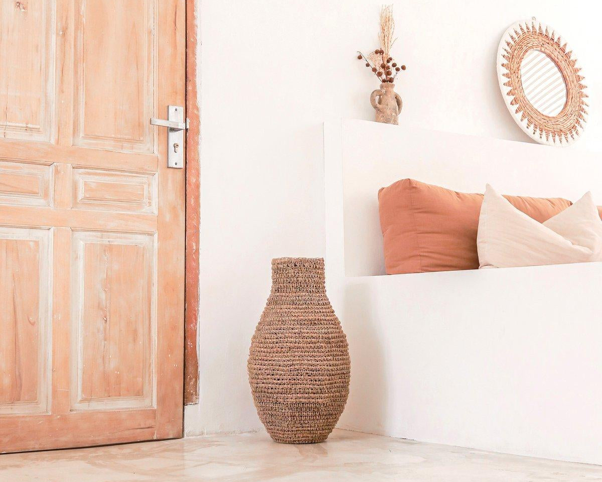 Vase SAKRA | gewebte Bohovase aus Bananenfasern und Bast - Roo's Gift Shop