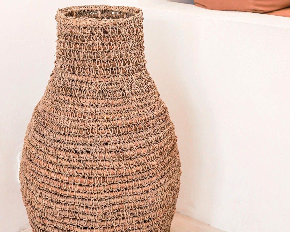 Vase SAKRA | gewebte Bohovase aus Bananenfasern und Bast - Roo's Gift Shop