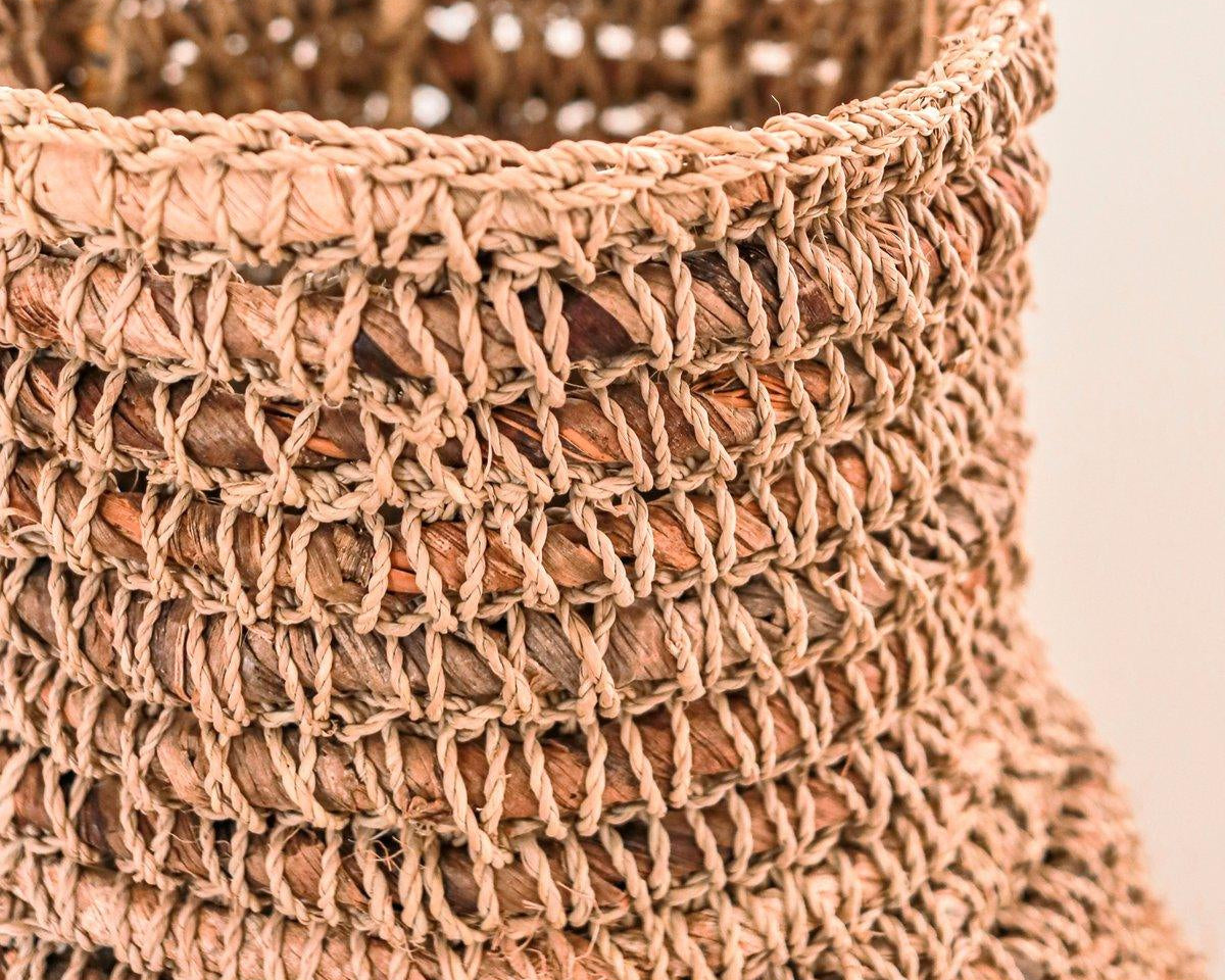 Vase SAKRA | gewebte Bohovase aus Bananenfasern und Bast - Roo's Gift Shop