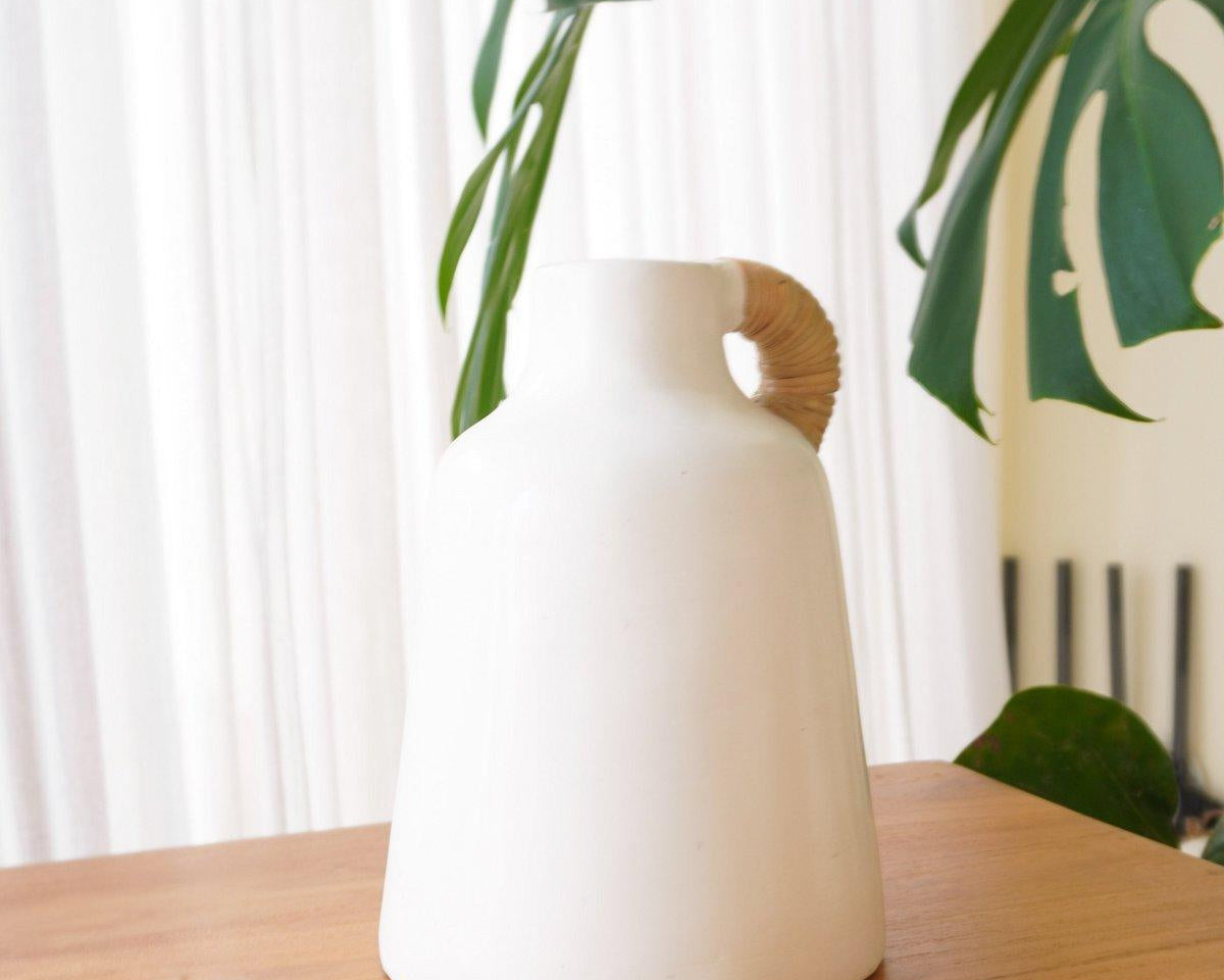 Vase SANA | weiß mit Rattan Griff | für Trocken- oder Frischblumen - Roo's Gift Shop
