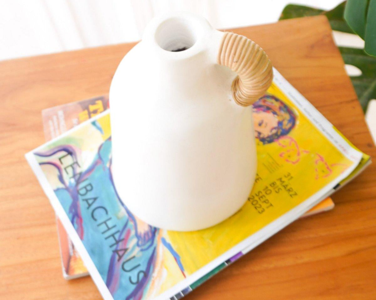 Vase SANA | weiß mit Rattan Griff | für Trocken- oder Frischblumen - Roo's Gift Shop
