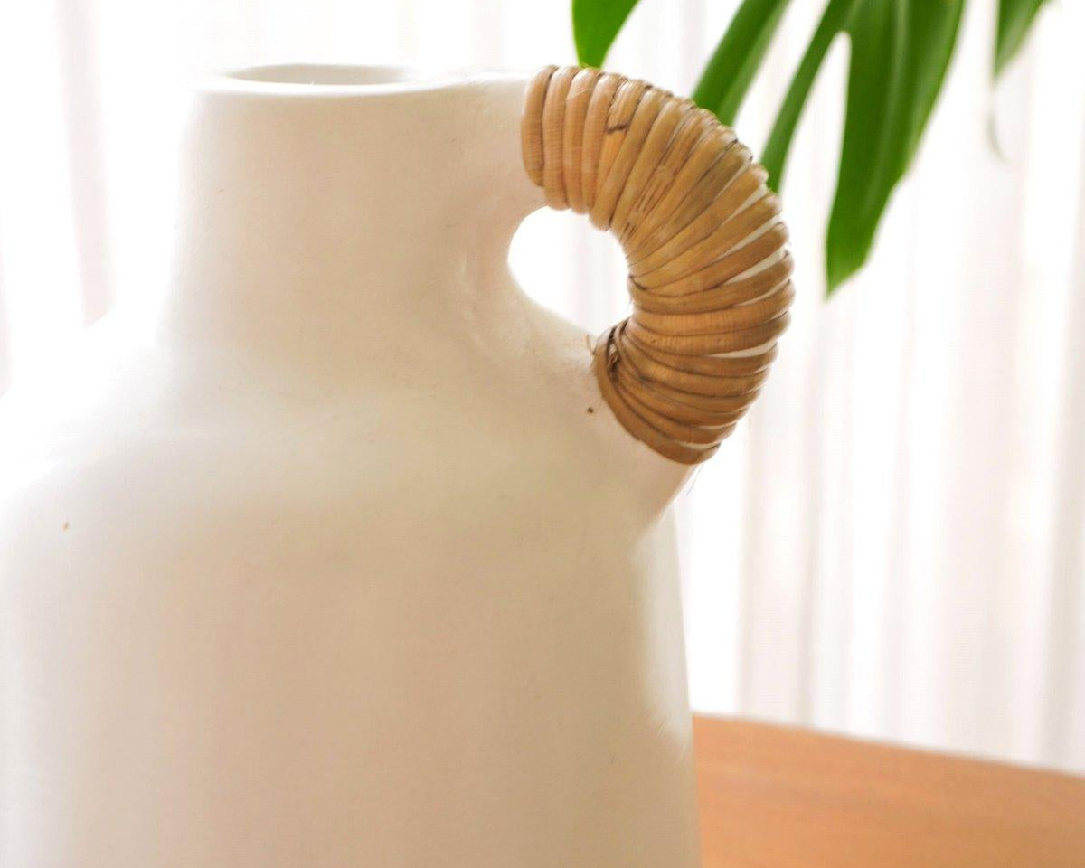 Vase SANA | weiß mit Rattan Griff | für Trocken- oder Frischblumen - Roo's Gift Shop