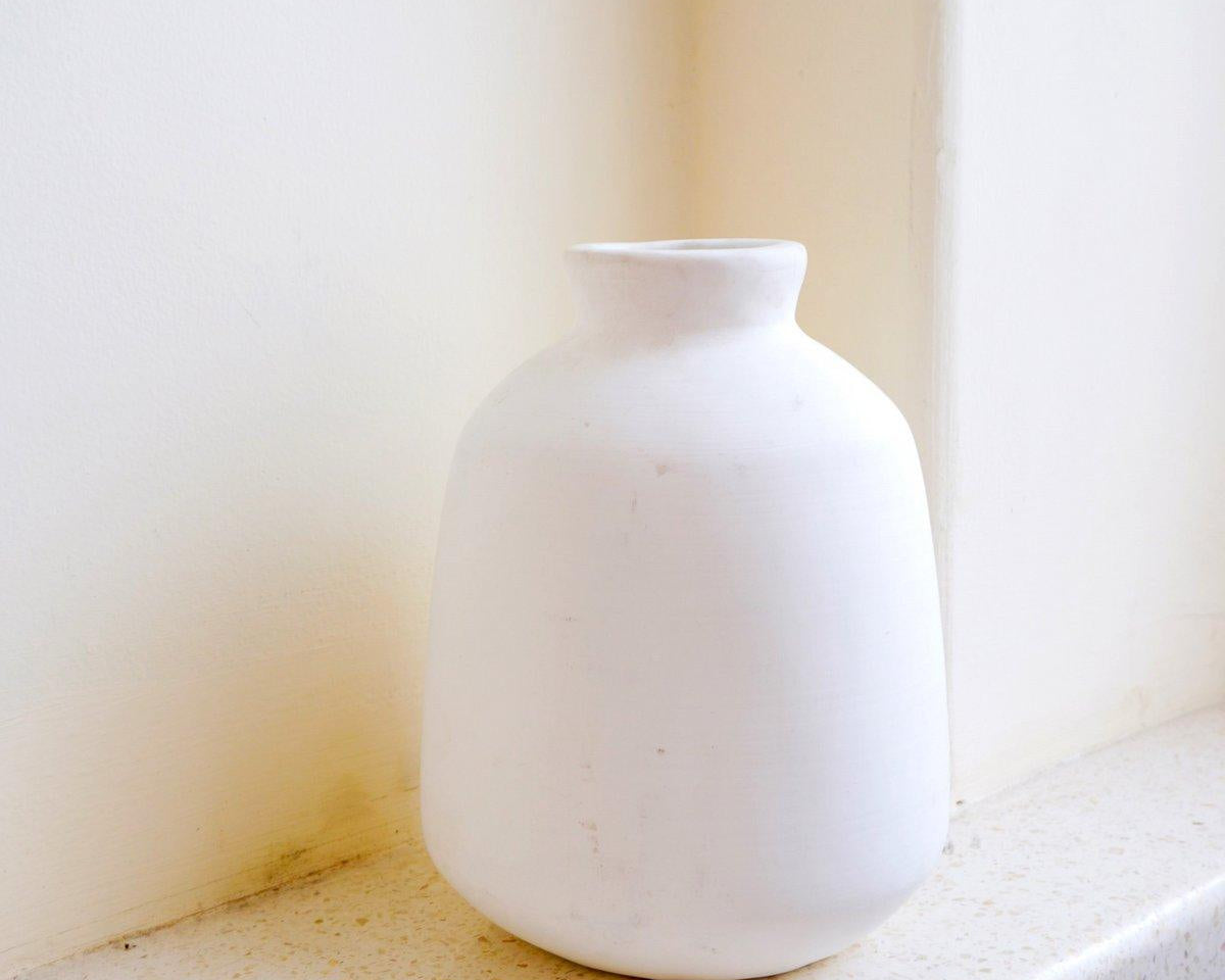 Vase weiß, kleine runde Dekovase BAWA | Trocken- oder Frischblumen - Roo's Gift Shop