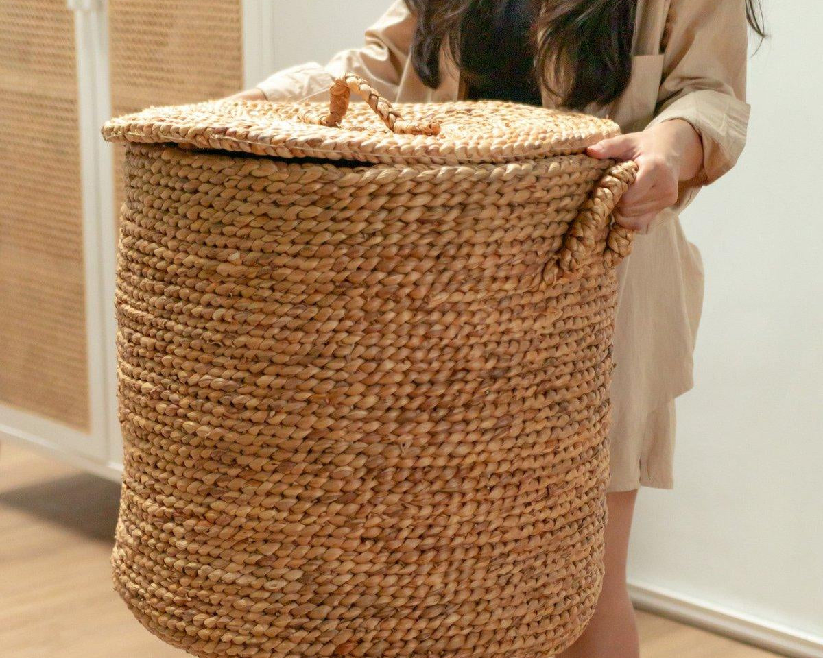 Wäschekorb AMAN | Großer Deckelkorb Ø54 cm aus Wasserhyazinthe | Boho - Roo's Gift Shop