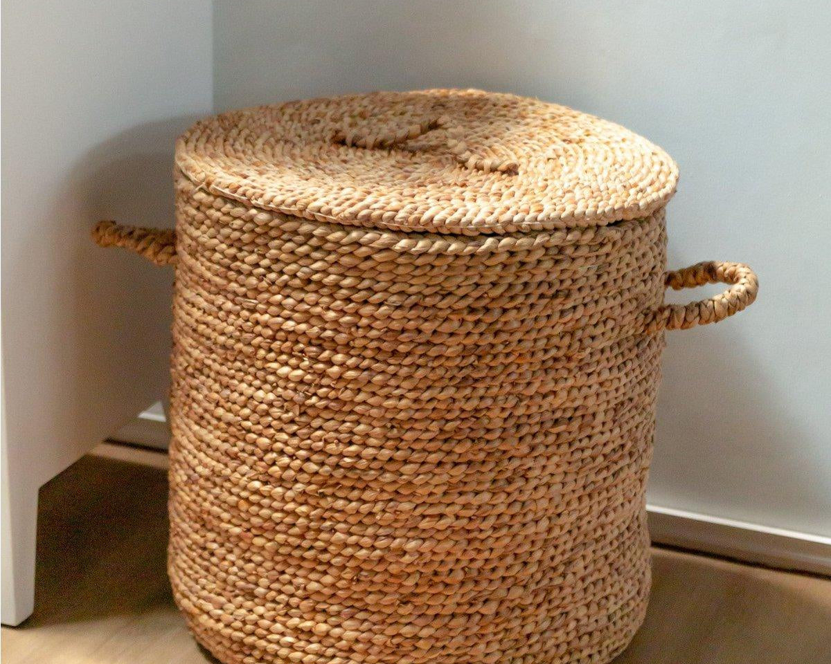 Wäschekorb AMAN | Großer Deckelkorb Ø54 cm aus Wasserhyazinthe | Boho - Roo's Gift Shop