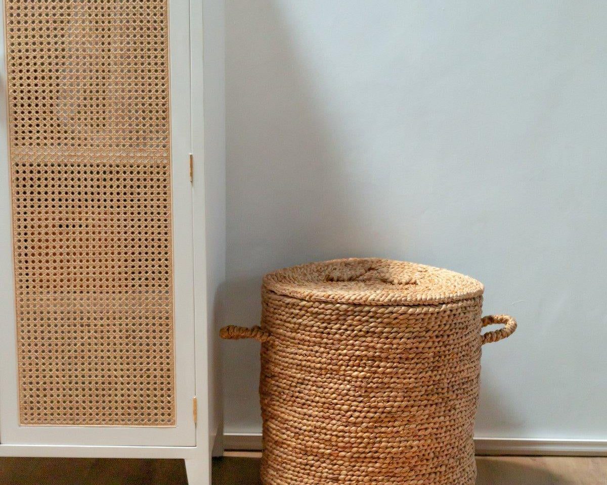 Wäschekorb AMAN | Großer Deckelkorb Ø54 cm aus Wasserhyazinthe | Boho - Roo's Gift Shop