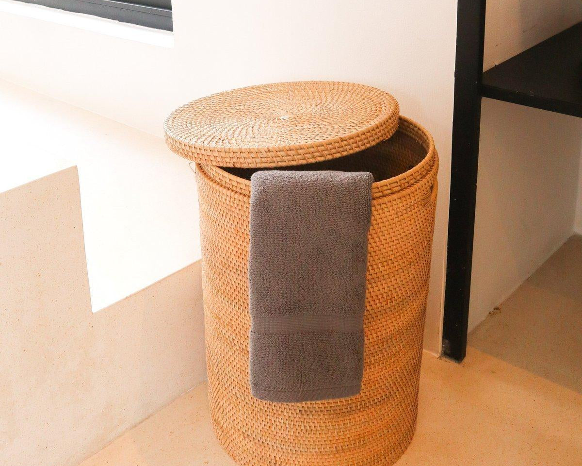Wäschekorb mit Deckel, Aufbewahrungskorb aus Rattan SARI (2 Größen) - Roo's Gift Shop