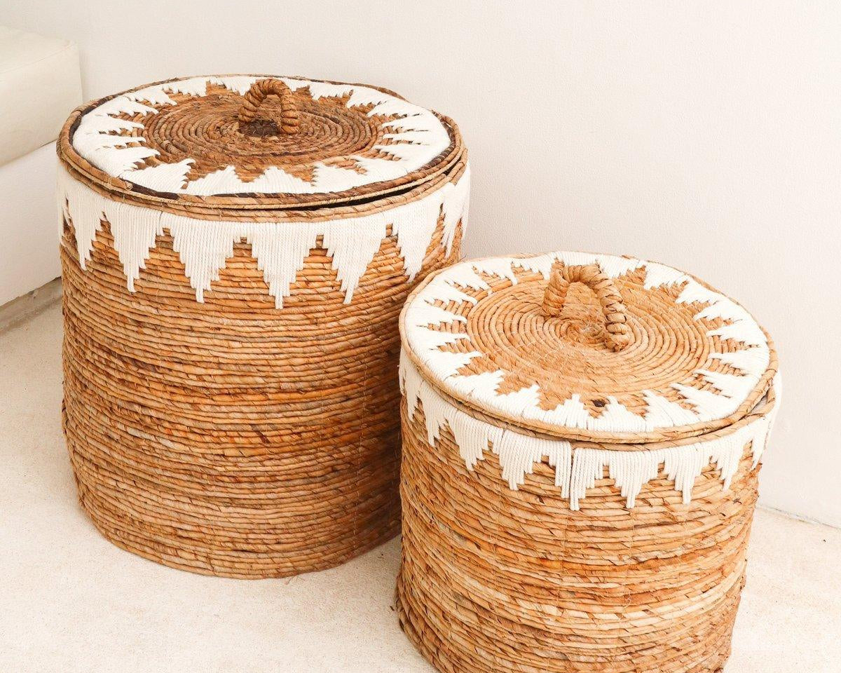 Wäschekorb mit Deckel EMPAT | dekorativer Wäschekorb mit Baumwoll-Makramee (2 Gr.) - Roo's Gift Shop