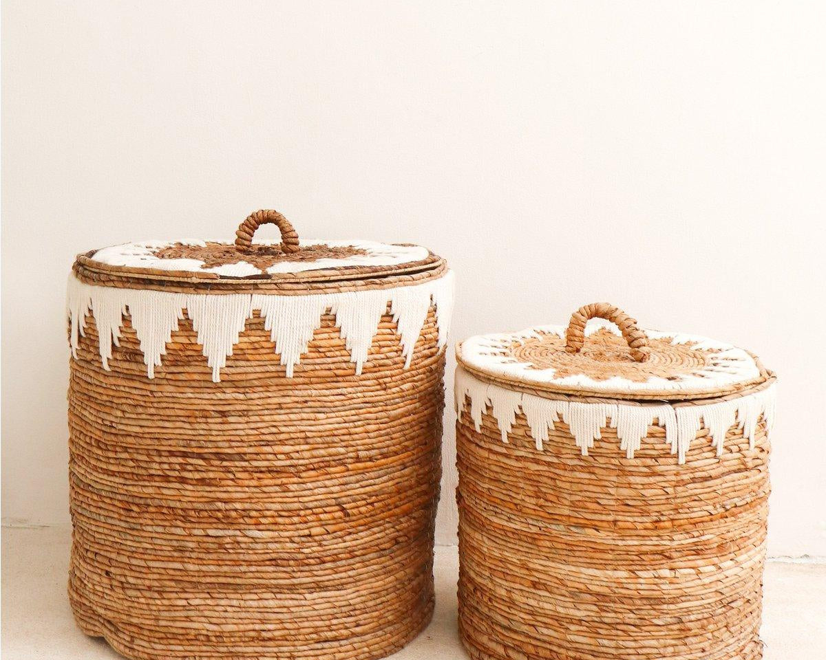 Wäschekorb mit Deckel EMPAT | dekorativer Wäschekorb mit Baumwoll-Makramee (2 Gr.) - Roo's Gift Shop