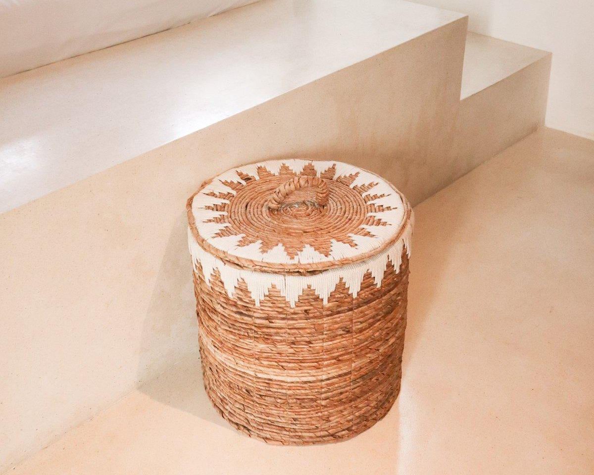 Wäschekorb mit Deckel EMPAT | dekorativer Wäschekorb mit Baumwoll-Makramee (2 Gr.) - Roo's Gift Shop