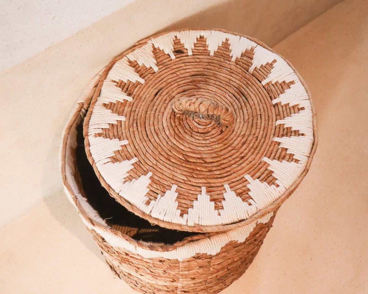 Wäschekorb mit Deckel EMPAT | dekorativer Wäschekorb mit Baumwoll-Makramee (2 Gr.) - Roo's Gift Shop