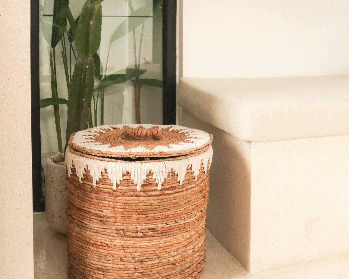 Wäschekorb mit Deckel EMPAT | dekorativer Wäschekorb mit Baumwoll-Makramee (2 Gr.) - Roo's Gift Shop