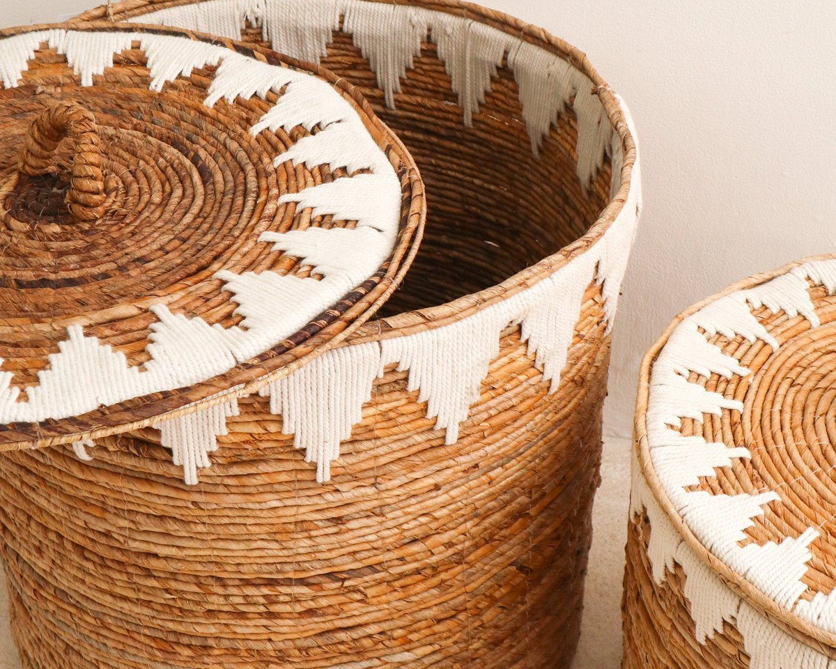 Wäschekorb mit Deckel EMPAT | dekorativer Wäschekorb mit Baumwoll-Makramee (2 Gr.) - Roo's Gift Shop