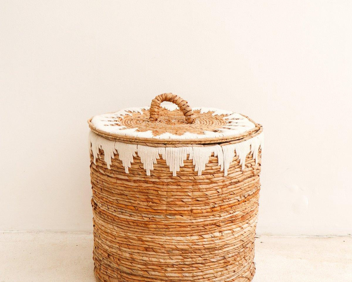 Wäschekorb mit Deckel EMPAT | dekorativer Wäschekorb mit Baumwoll-Makramee (2 Gr.) - Roo's Gift Shop