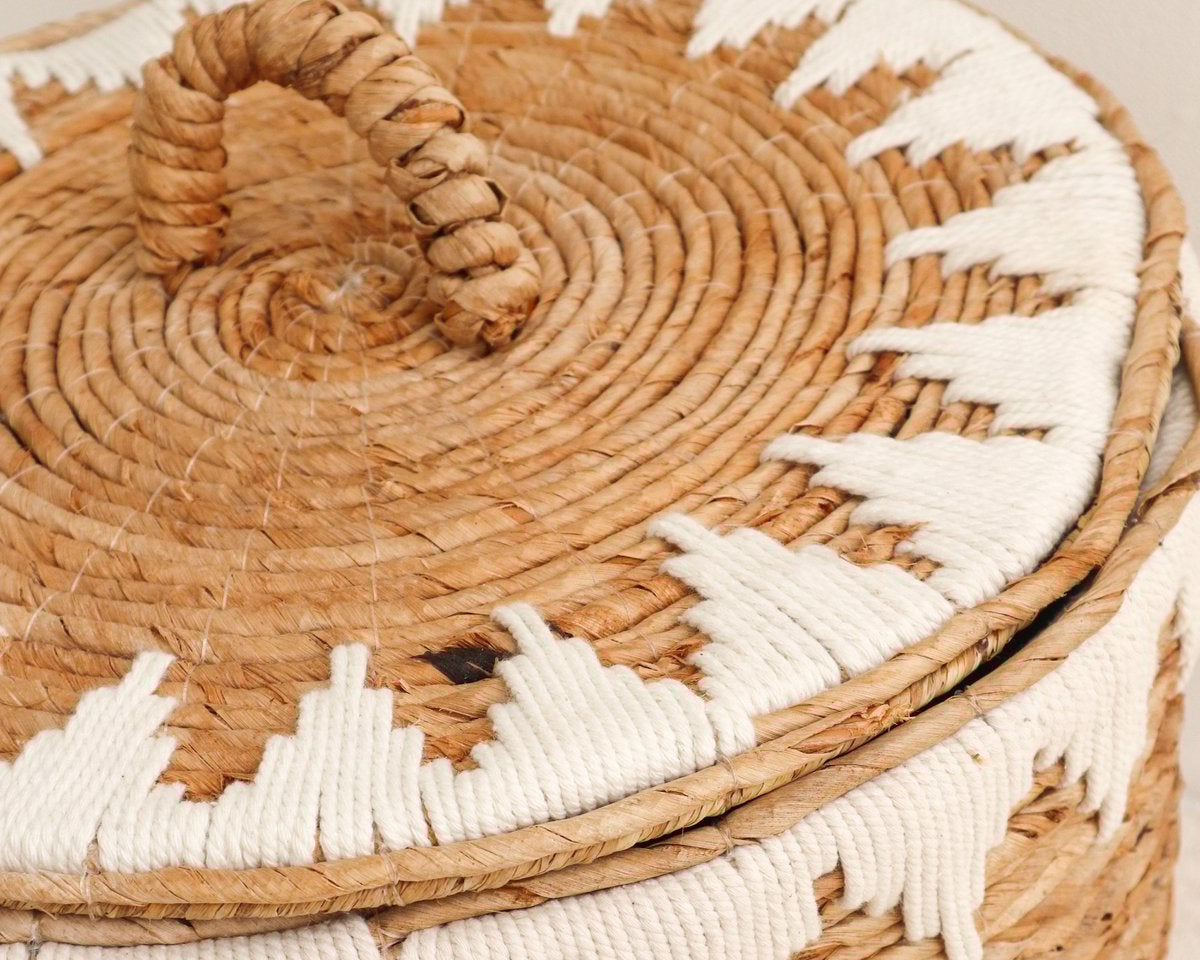 Wäschekorb mit Deckel EMPAT | dekorativer Wäschekorb mit Baumwoll-Makramee (2 Gr.) - Roo's Gift Shop