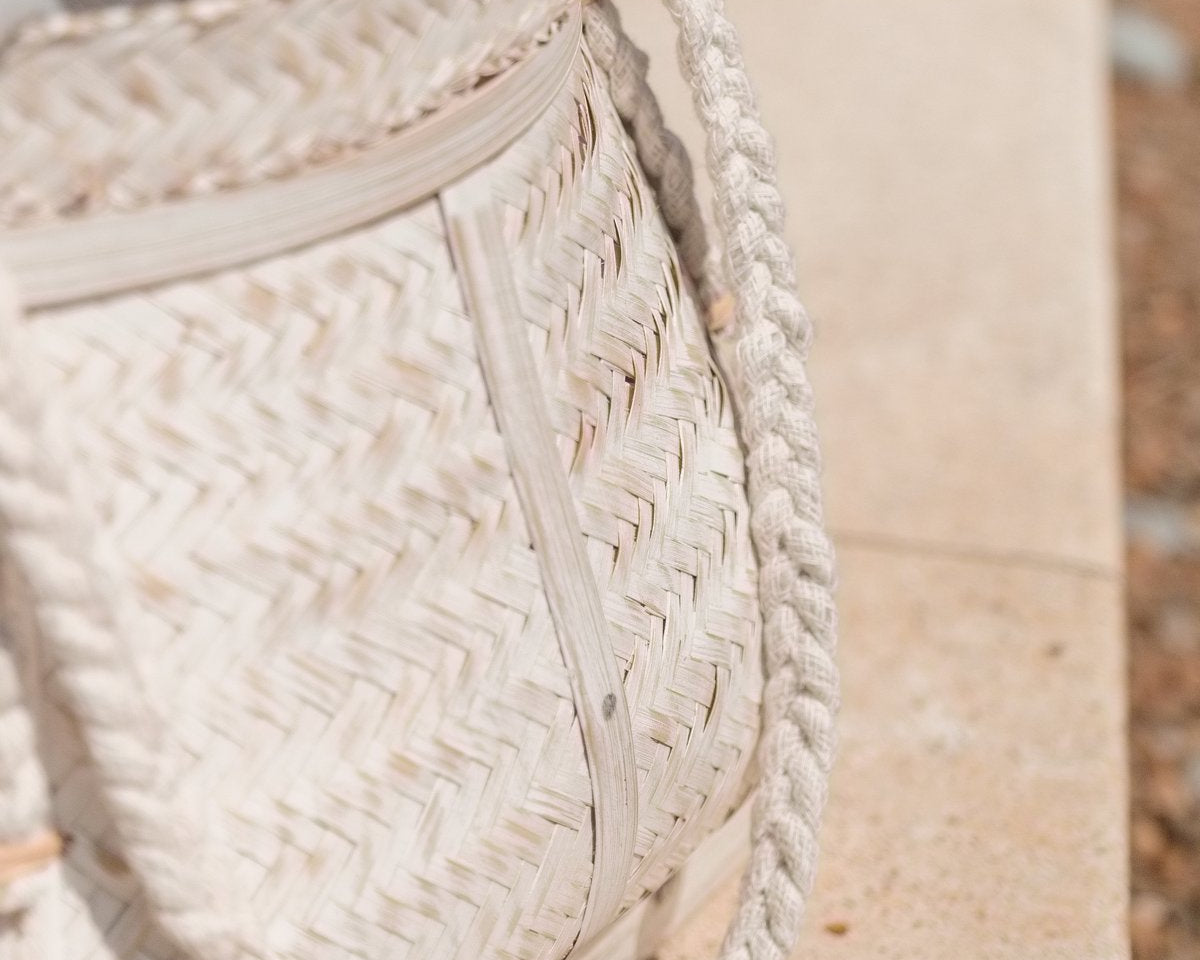 Weißer Korb BIKU | Pflanzenkorb | Wäschekorb | Großer Boho-Aufbewahrungskorb rund aus Bambus - Roo's Gift Shop