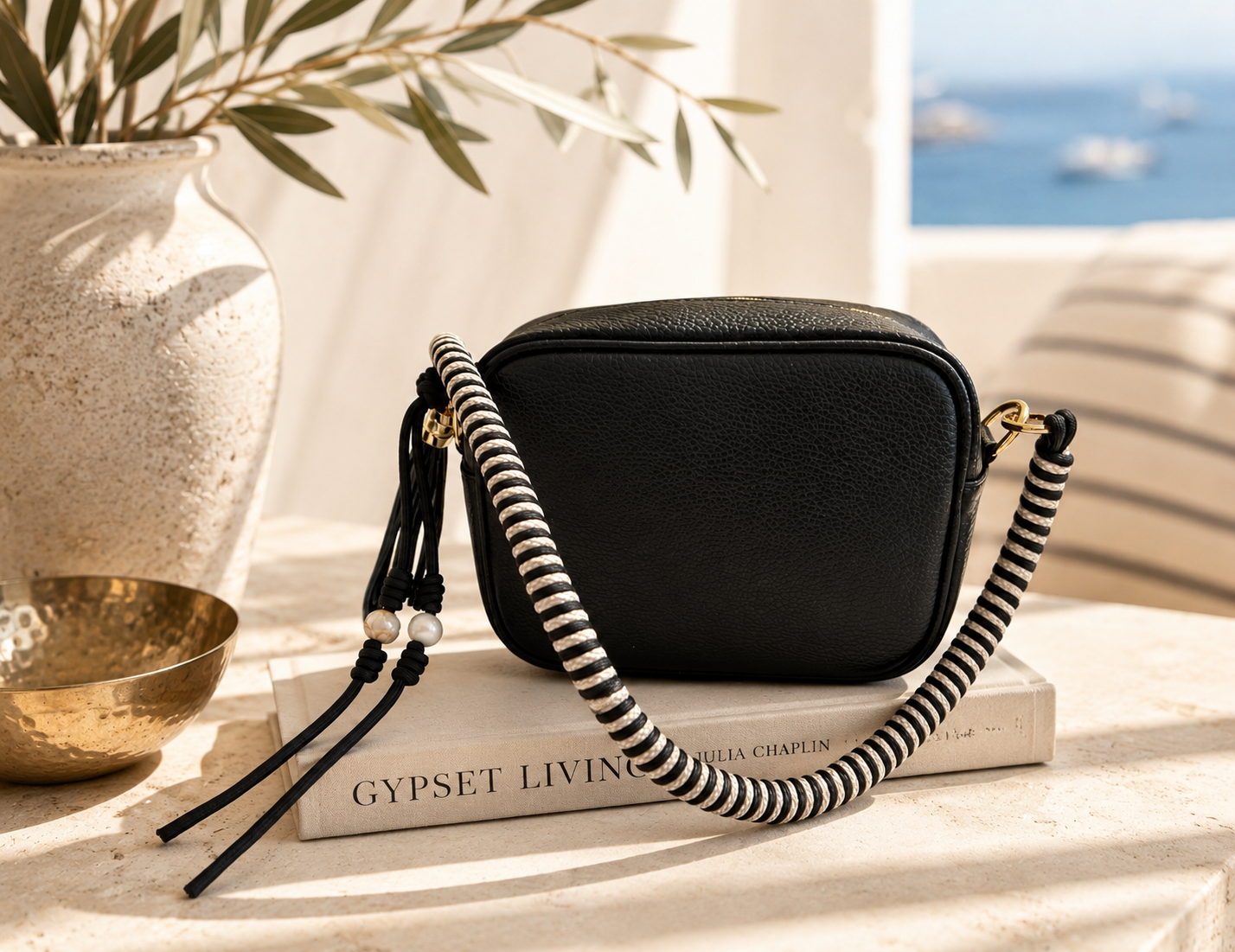Schwarze Crossbody Tasche mit gestreiftem Schulterriemen – Stylische Boho Umhängetasche mit Quaste & Gold Details | Saint Tropez Chic Bag Roo's Gift Shop