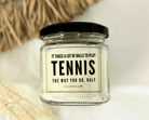 Duftkerze im Glas | Tennis Tennisspieler | Personalisiert - Frech | Geschenk Mann - Roo's Gift Shop