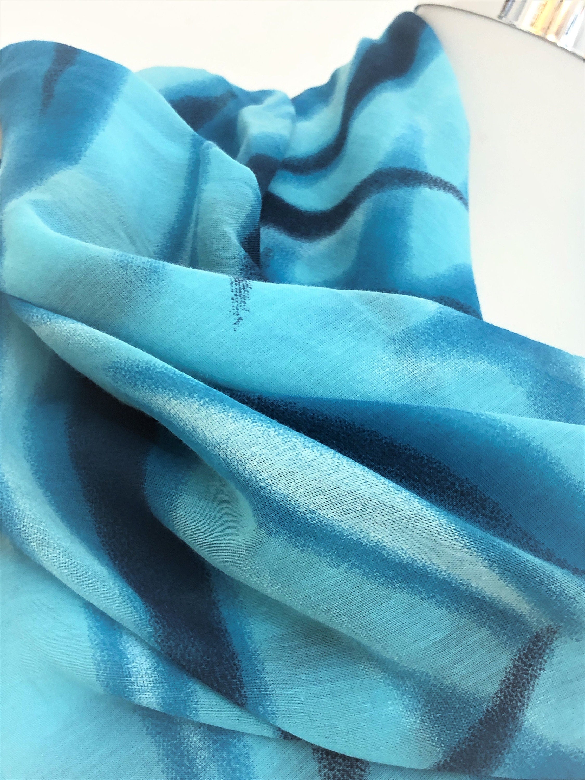 Tuch | Baumwolle mit Seide | dip dye Stil | verwaschene Streifen | blau türkis oder taupe mit blau | Batik Look