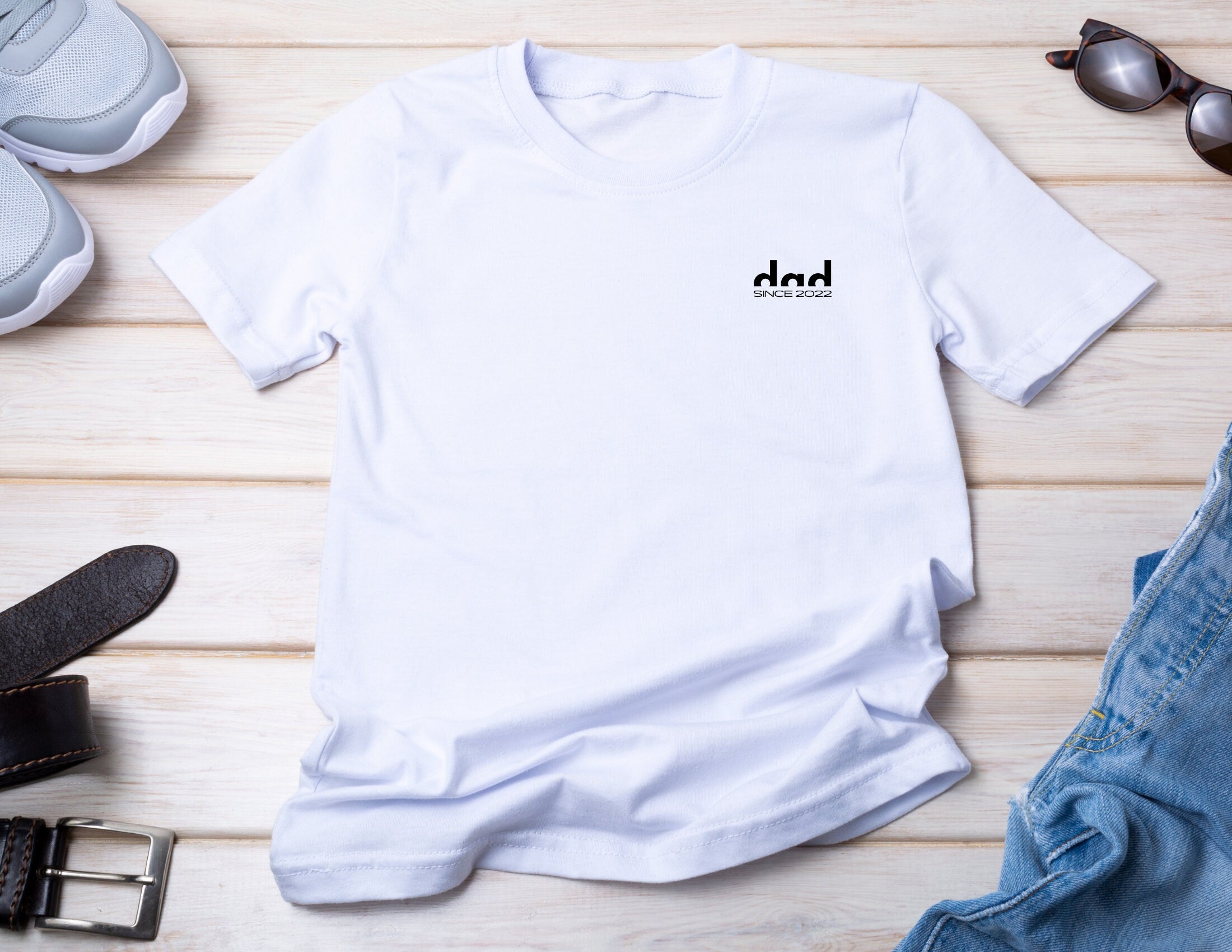 Personalisierbares Papa T-Shirt | minimalistisch | dezent | weißes Shirt mit kleiner Beschriftung in schwarz