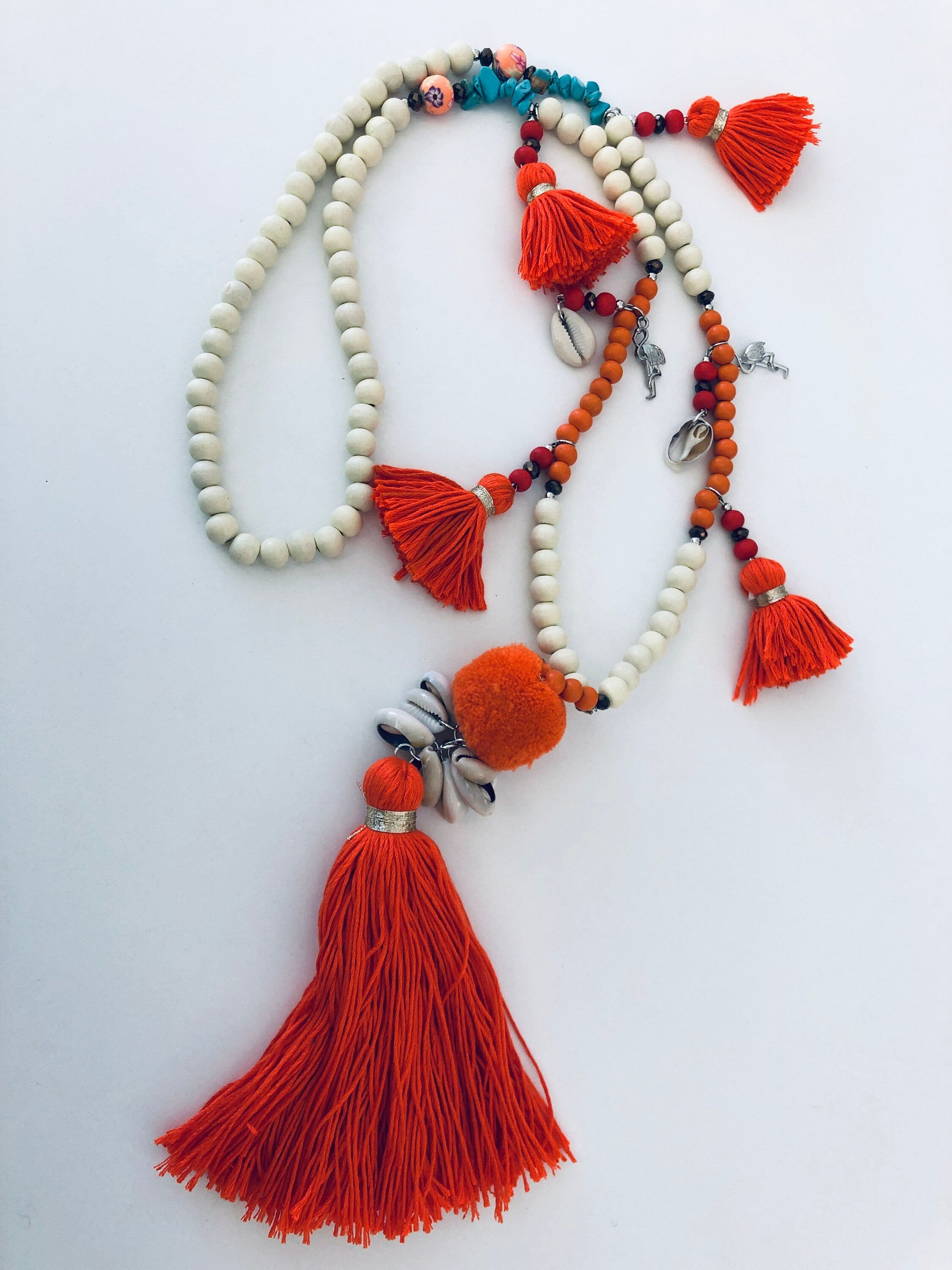 XXL Kette im Boho-Stil mit neon Orange | beige Perlen | Pompons Kaurimuscheln | Quasten | Ibiza Style